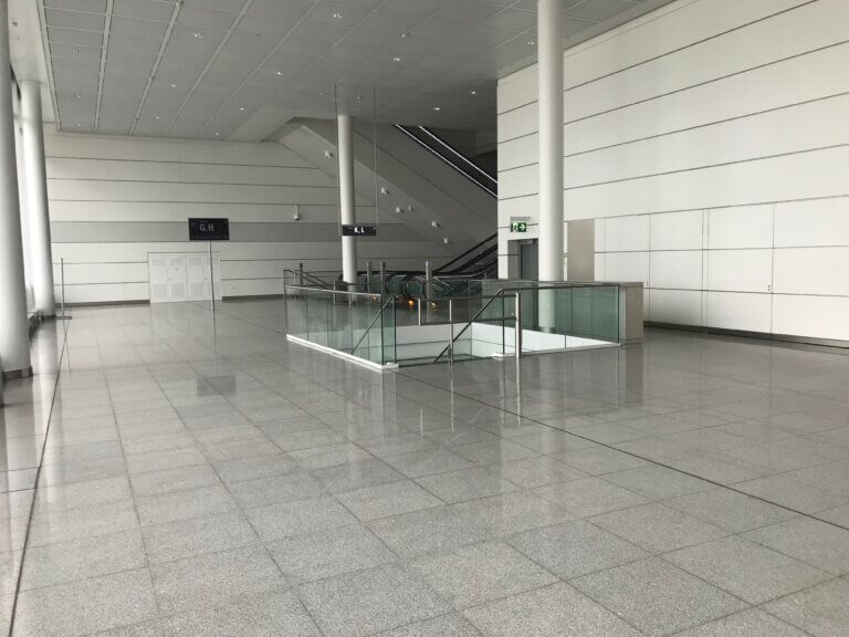 Steinboden Satellitengebäude im Flughafen München