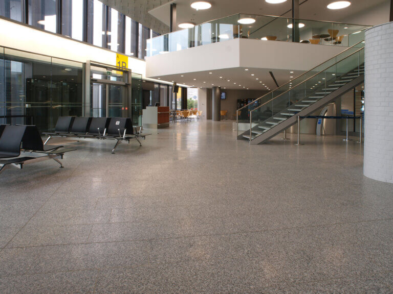 Boden und Treppe im Terminal A