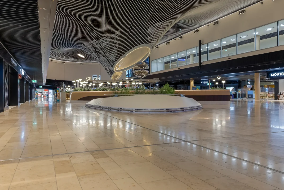 Marktplatz im Terminal 3 des Frankfurter Flughafens mit geschliffenem Natursteinboden aus Jura Gelb