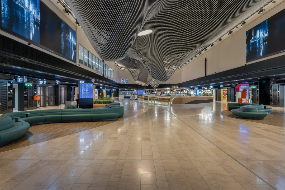 Retailbereich im Terminal 3 mit Sitzlandschaft und Natursteinboden aus Jura Gelb