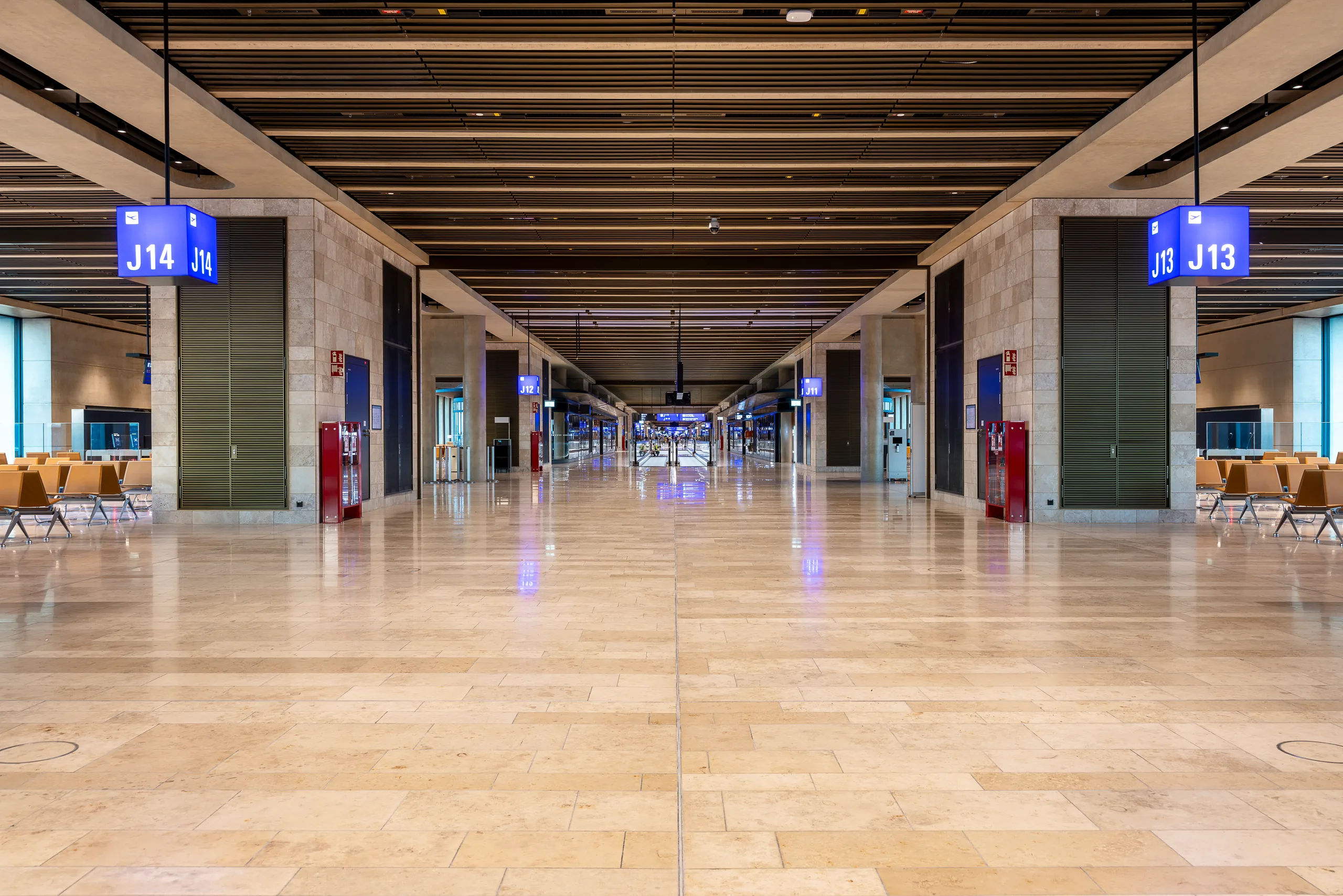 Flugsteig Pier J im Terminal 3 des Frankfurter Flughafens mit Bodenbelag aus Jura Gelb und Wandbekleidung aus Travertin