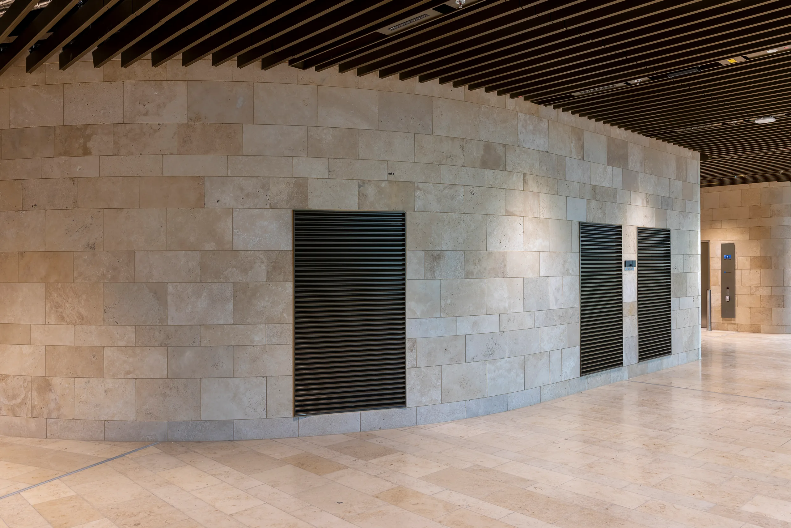 Gebogene Wand aus Denizli Travertin im Terminal 3 des Frankfurter Flughafens